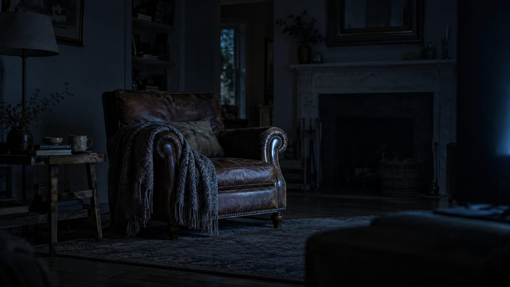 Sala escura iluminada apenas pela luz azulada de uma tela