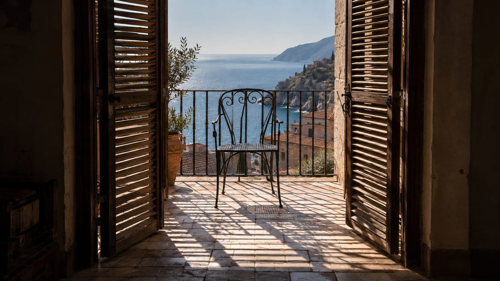 Varanda vazia de um apartamento mediterrâneo ao meio-dia, com uma cadeira de ferro, persianas de madeira quase fechadas e luz branca e dura riscando o chão